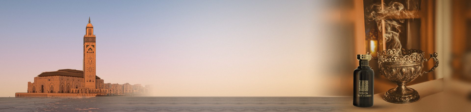 La Mosquée Hassan II de Casablanca au coucher du soleil, et un brûle-parfum dont s’élève la fumée du bakhour, près d’une lanterne, à côté du parfum Vision Pour Homme de Nusuk